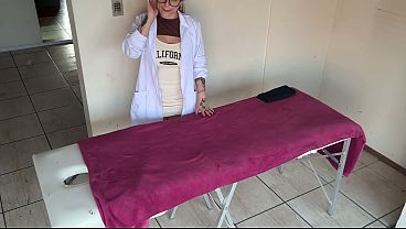 Massagista Casada Tira Alian&ccedil_a e Engasga no Leite do Cliente