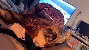 POV: Esposa Ruiva Tatuada Chupa, Cavalga e Pede Leitinho – Eu Gozo e Ele Me Enche de Porra