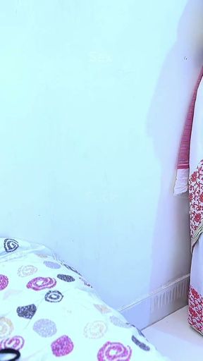 Ayesha Bhabhi ko Thapa Thap Choda Apni Devar jab unhone nae sari blauj pahana hua tha   Clip 1