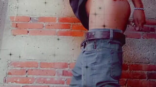 Halka açık alanda azgın ergen erkekler: dildo ile mastürbasyon, vahşi anal ilişkiye dönüşüyor.