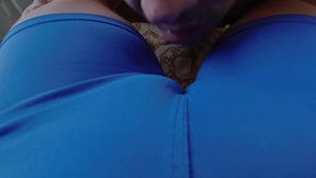 esposa chega da academia faz marido sentir o cheiro de buceta suada pelo short e o manda gozar em cima do short !