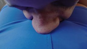 esposa chega da academia faz marido sentir o cheiro de buceta suada pelo short e o manda gozar em cima do short !