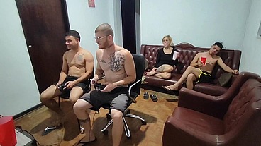 amigos foram jogar video game e acabou em sexo e putaria