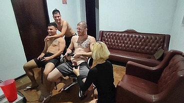 amigos foram jogar video game e acabou em sexo e putaria