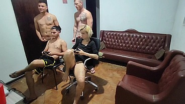 amigos foram jogar video game e acabou em sexo e putaria