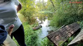 amateur MILF geeft hete aftrekken en pijpen in het bos