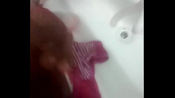 Neg&atilde_o dotado gozando na calcinha da enteada gostosa