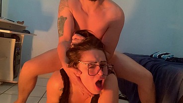Macho dominador me engasgou na rola e macetou meu cu com força