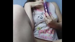 Novinha brincando com a bucetinha