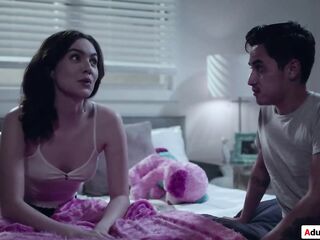Man ends up in his gfs stepsisters bedroom when trying to sneak out.Turns out the brunette hair chick is super lascivious and this babe will aid after shes licked