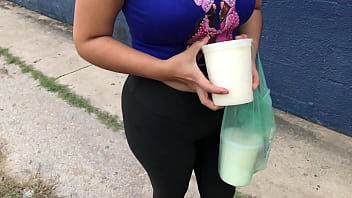 Mujer sale a la calle a vender para ayudarse a pagar sus estudios
