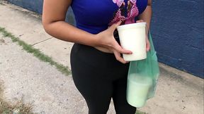 Mujer sale a la calle a vender para ayudarse a pagar sus estudios