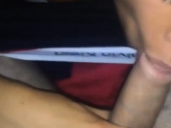 Elle suce son copain et sa copine conduit