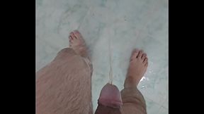 FETICHE - NOVINHO SAFADO MIJANDO NO BANHO