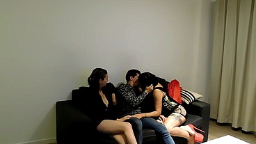 CON MI AMIGA , UNA NOCHE DE TRABAJO CUALQUIERA CON UN CLIENTE 1 parte, el resto lo podes seguir viendo en x videos red ( no te lo pierdas )