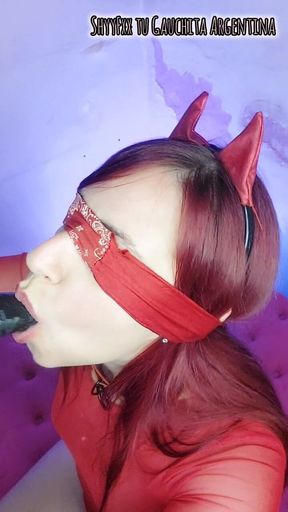 My Boyfriend Blindfolds Me so That I Suck His!