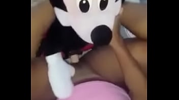 mi novia se penetra con el juguete que le puso a su peluche