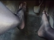 Warten an der Bahnscrhanke ** Nylonfeet **