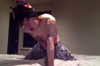 Horny snowboarder rubs one out aprés-ski