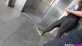 Compa&ntilde_era del gym quiere verga el el ba&ntilde_o p&uacute_blico y la chupa como una profesional