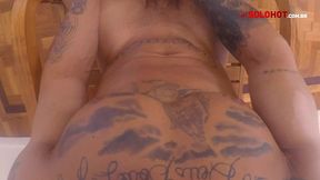 o maromba tatuado mostrando seu piroc&atilde;o