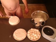 Cicci77 dopo aver raccolto 50 grammi di sborra, prepara una torta meringata allo sperma!