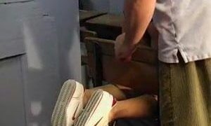 La studentessa cosplayer cattiva viene sculacciata dal suo insegnante fino a diventare rosso vivo
