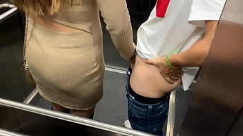 Sexo p&uacute_blico en el ascensor despu&eacute_s de la fiesta con mi amiga. Nos descubren!