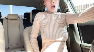 Busty mom brought herself to a public orgasm in the car!