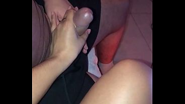 Essa casadinha &eacute_ muito puta! Marido chamou o funcionario para sua casa e o safado pauzudo fudeu a esposinha do corno e a safada ainda humilhou o corno.