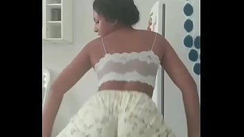 novinha rebolando