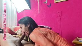 Boneca n&atilde_o resistiu ao entregador de &aacute_gua e liberou rabinho