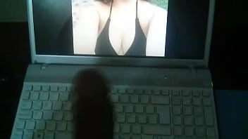 Masturbandome con una foto de las tetas de wendy