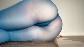 Self peeing in transparent leggings / Pee on feet