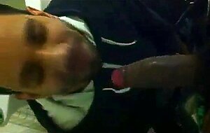 Chupando rolao no banheiro