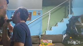 dando gostoso para o visinho antes dele ir para o trabalho.