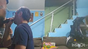 dando gostoso para o visinho antes dele ir para o trabalho.