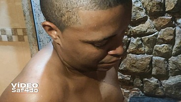 Big passivo chupando a cabecinha na banheira