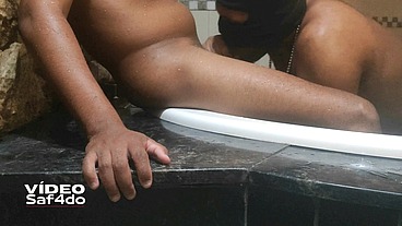 Big passivo chupando a cabecinha na banheira