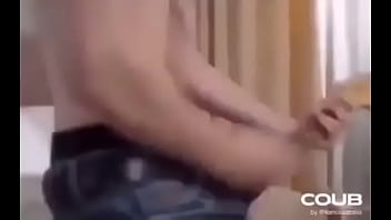 Le hace creer que se la va a dejar chupar, pero saca una guitarra de sus pantalones y toca Electro Metal