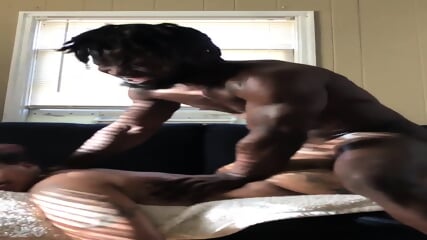 Ele goza em suas costas depois de fuder ela com fora