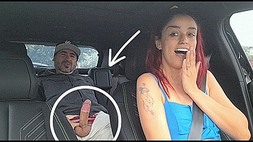 Motorista de app viaja sem calcinha no carro e deixa passageiros de pau duro!