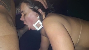 ESPOSA HOTWIFE TRANSA COM O STRIPER NA FESTA DE SWING E O CORNO TOMANDO CONTA DA PORTA