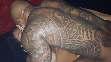 ESPOSA HOTWIFE TRANSA COM O STRIPER NA FESTA DE SWING E O CORNO TOMANDO CONTA DA PORTA