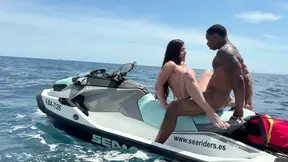 Luiza and Jesus take their steamy romp to the open sea on a thrilling Jet