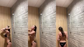 j’enleve mon bikini sous la douche a la piscine