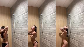 j’enleve mon bikini sous la douche a la piscine