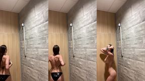j’enleve mon bikini sous la douche a la piscine