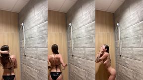 j’enleve mon bikini sous la douche a la piscine