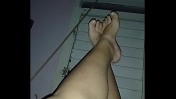 Mostrando los pies y toc&aacute_ndose el co&ntilde_o